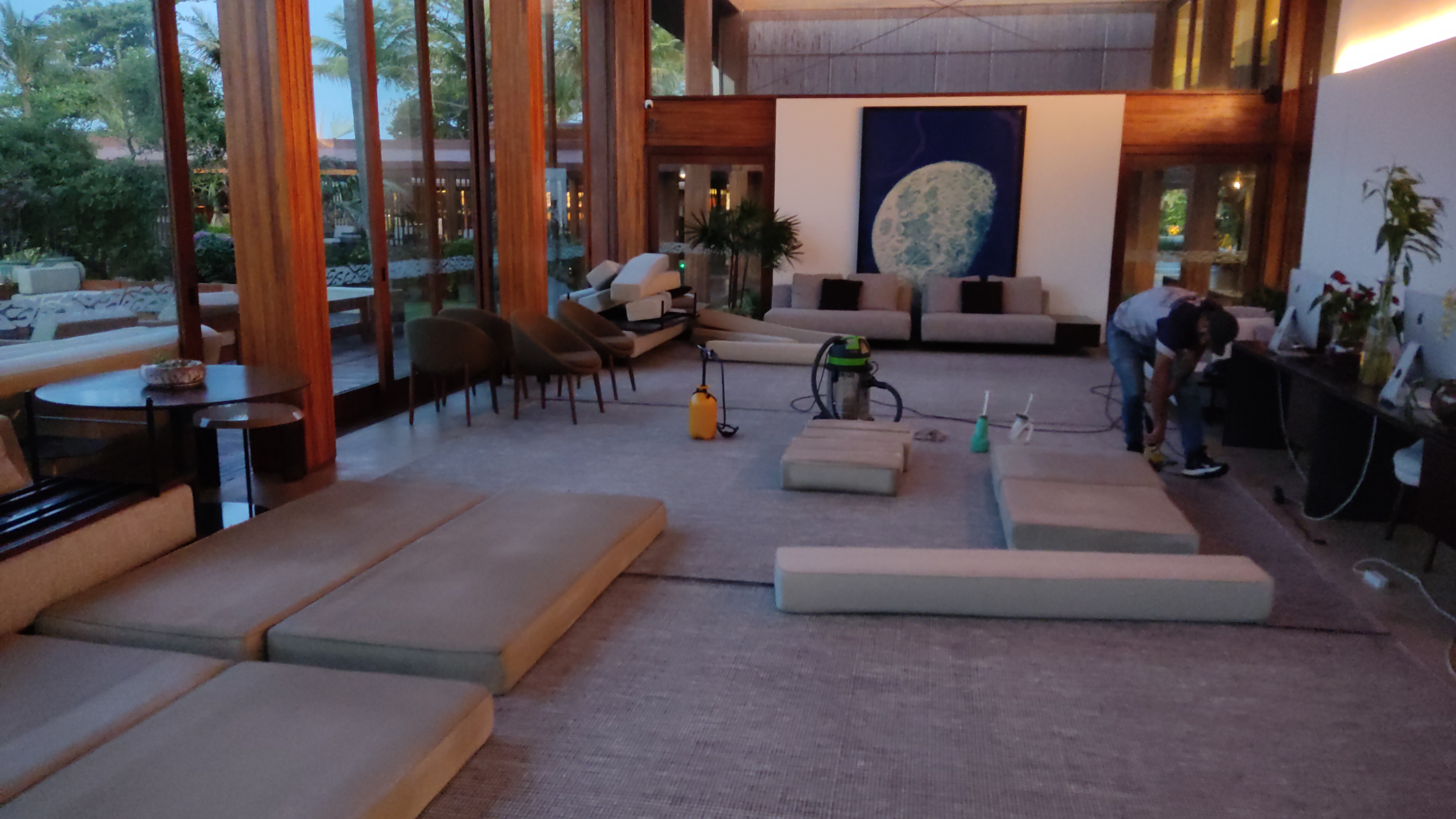 Profissional Mac Clean higienizando estofados em lounge de pousada na Região dos Lagos
