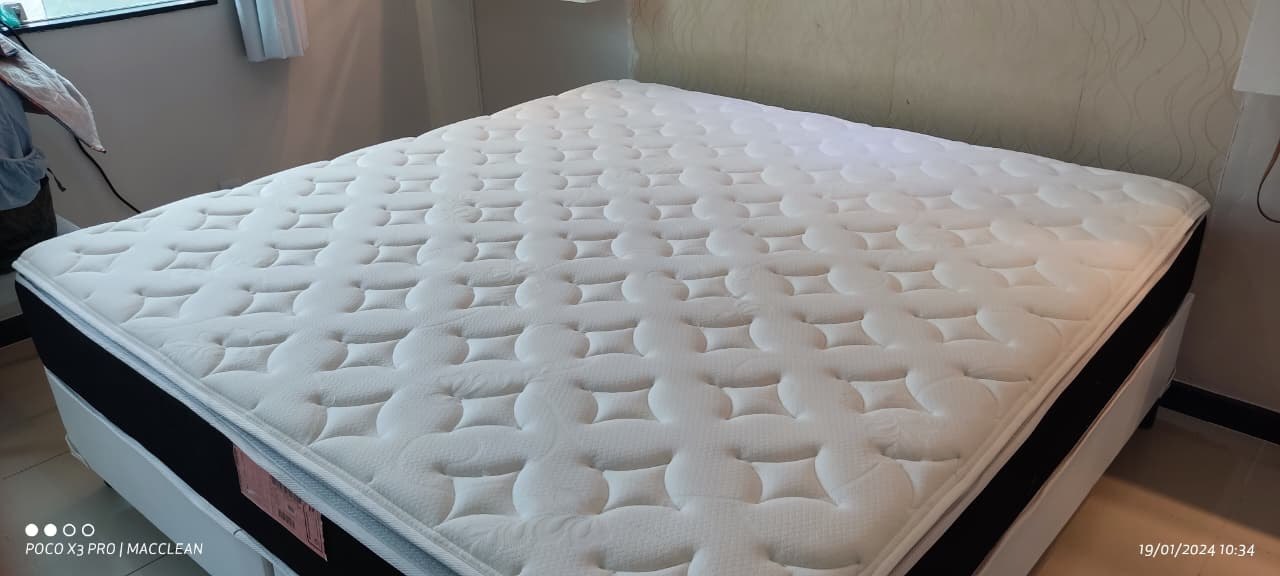 Colchão de casal higienizado, com a superfície uniforme após o serviço