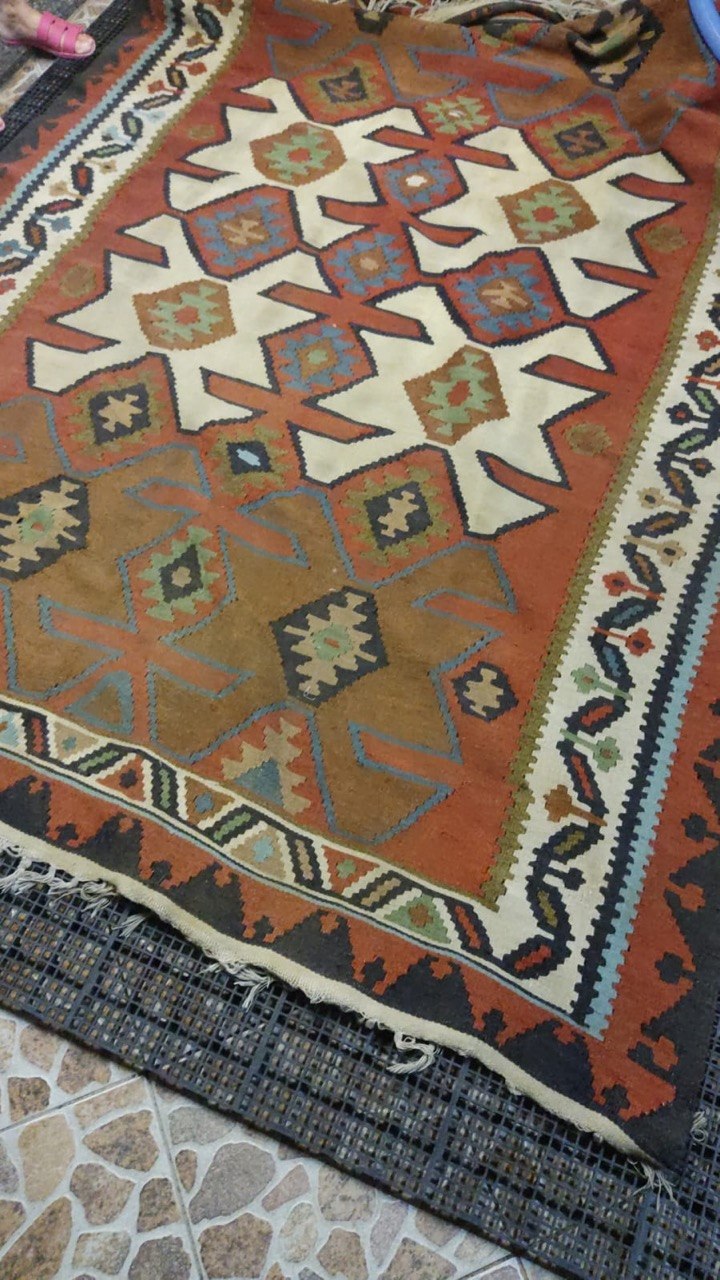 Tapete oriental kilim exibindo o desenho geométrico completo da peça