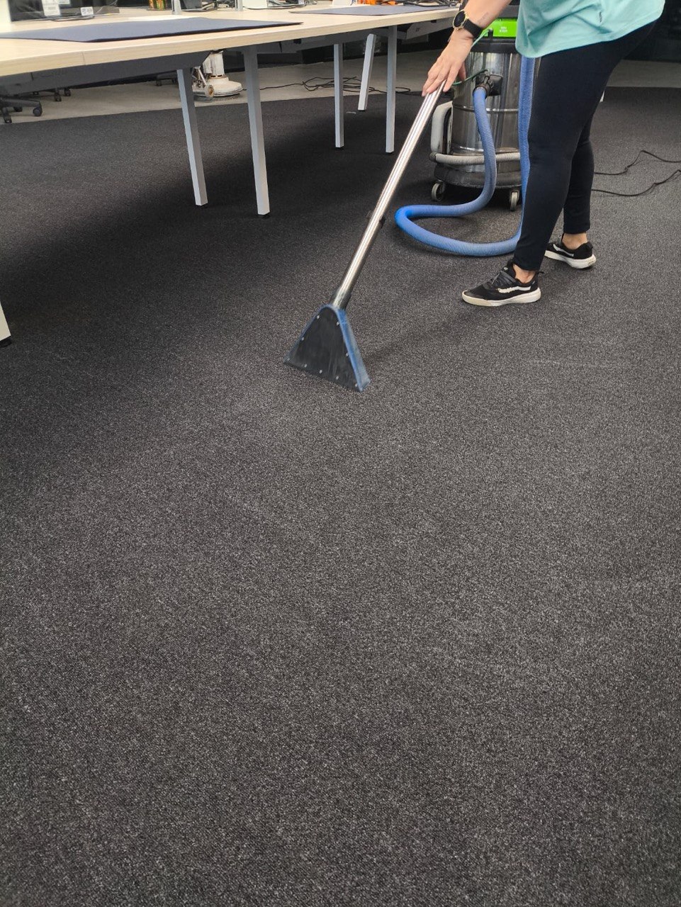 Detalhe do bocal extrator em contato com o carpete durante a limpeza