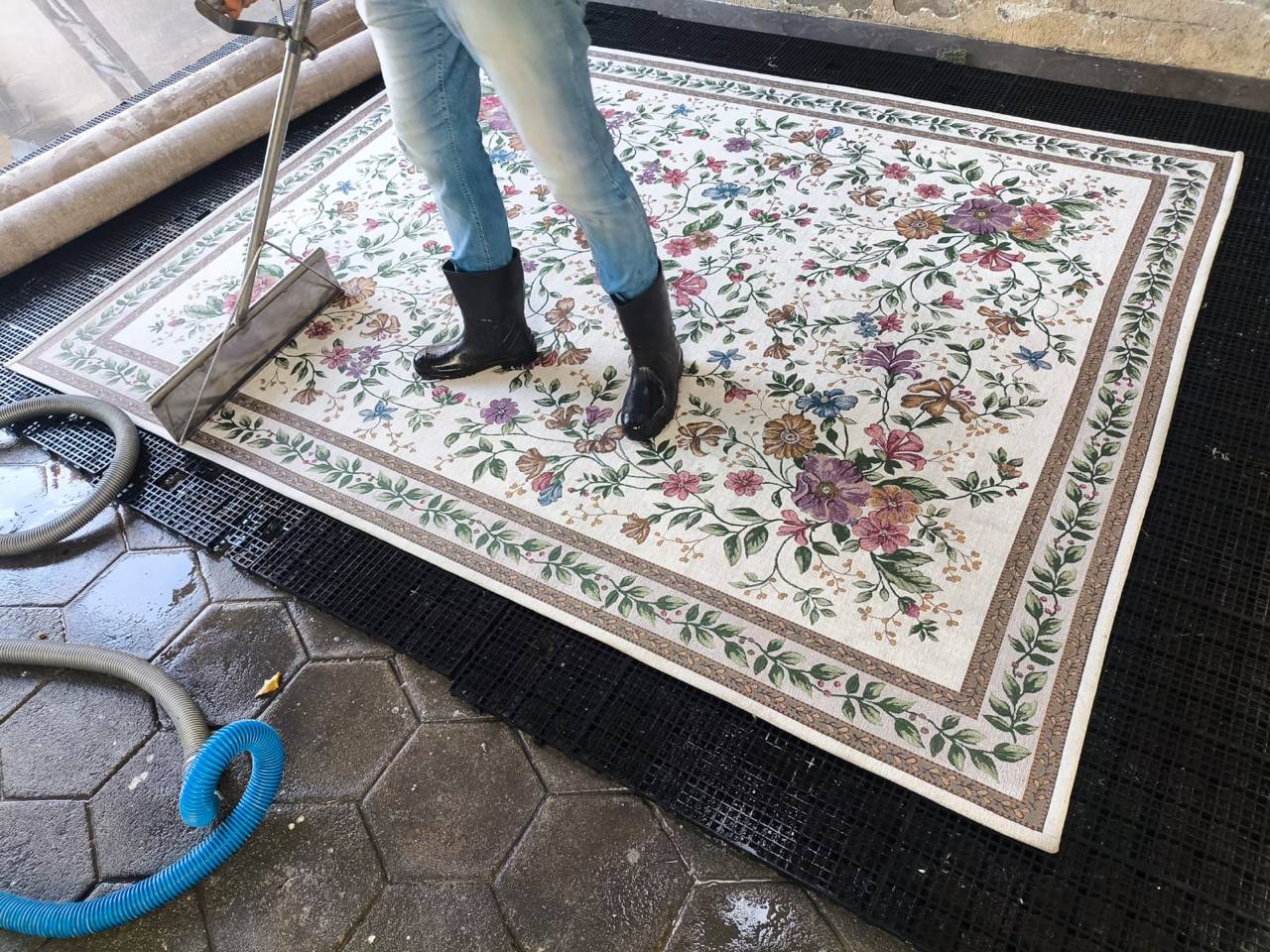 Limpeza de tapete oriental floral com rodo extrator, mostrando a riqueza do desenho da peça